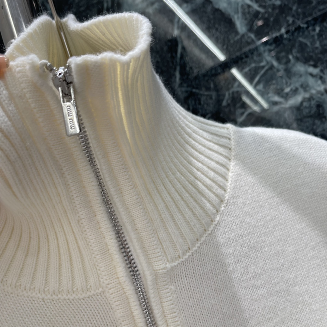 Miu 25秋冬新款 半拉链高领毛衣 柔软针织面料 秋冬穿超舒服!半拉链设计实用又时髦 高领保暖还能随心