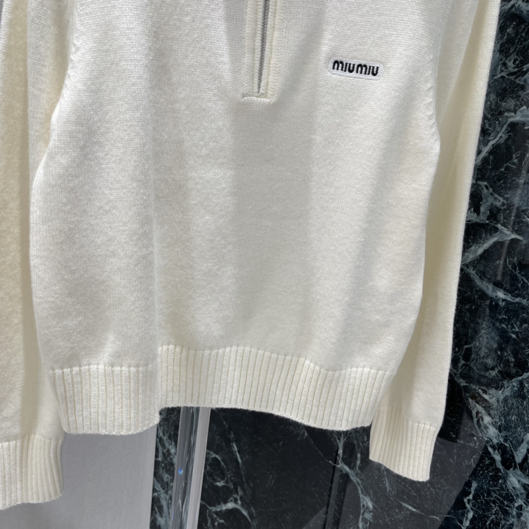 Miu 25秋冬新款 半拉链高领毛衣 柔软针织面料 秋冬穿超舒服!半拉链设计实用又时髦 高领保暖还能随心
