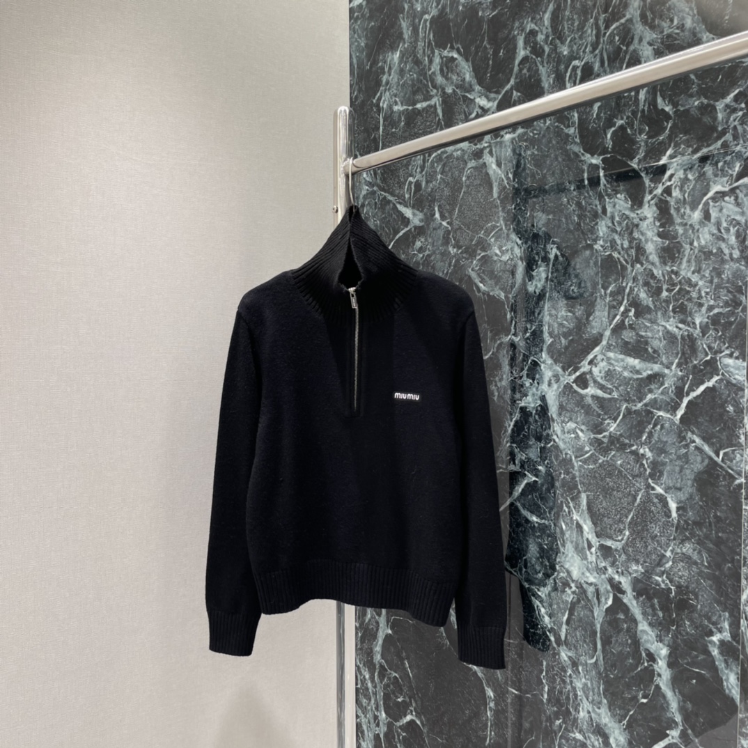 Miu 25秋冬新款 半拉链高领毛衣 柔软针织面料 秋冬穿超舒服!半拉链设计实用又时髦 高领保暖还能随心