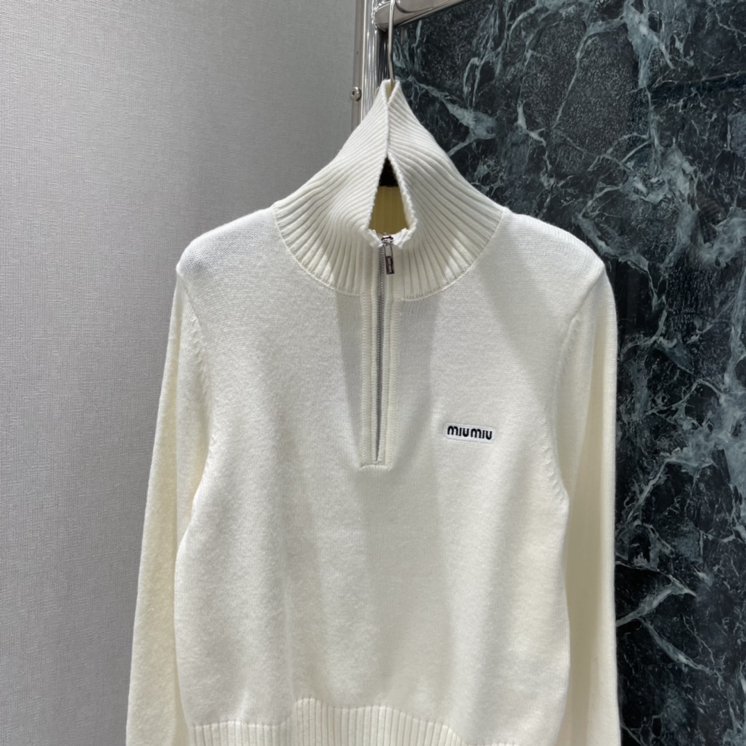 Miu 25秋冬新款 半拉链高领毛衣 柔软针织面料 秋冬穿超舒服!半拉链设计实用又时髦 高领保暖还能随心