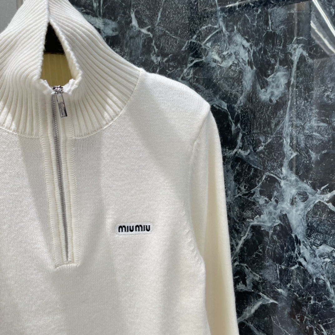 Miu 25秋冬新款 半拉链高领毛衣 柔软针织面料 秋冬穿超舒服!半拉链设计实用又时髦 高领保暖还能随心