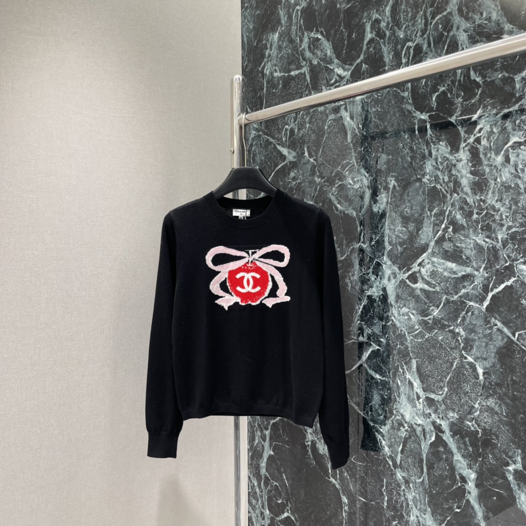 小香 25秋冬新款 蝴蝶结针织毛衣 正面红色苹果+双CLogo+粉色蝴蝶结辨识度满分超有品牌感 日常或轻