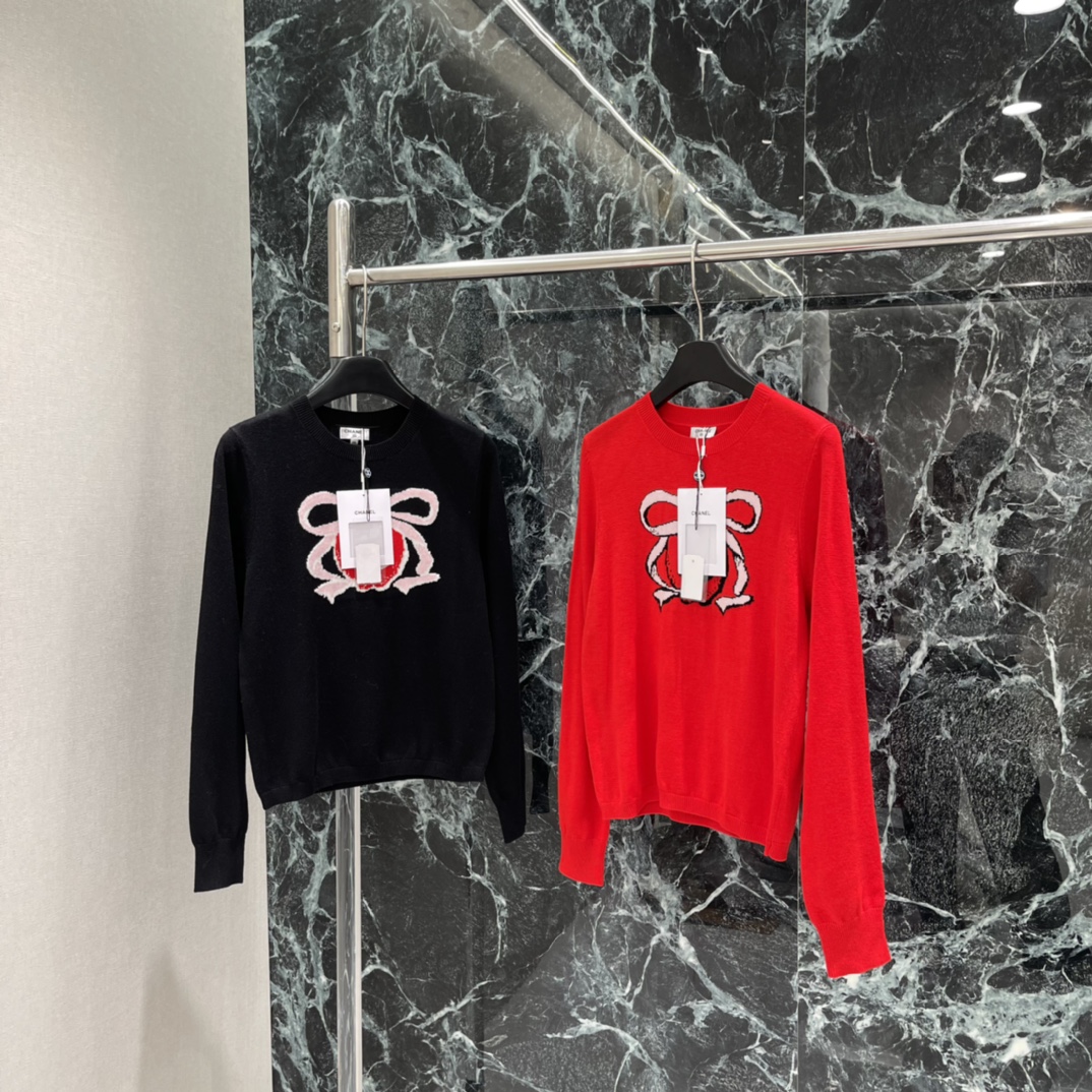 小香 25秋冬新款 蝴蝶结针织毛衣 正面红色苹果+双CLogo+粉色蝴蝶结辨识度满分超有品牌感 日常或轻