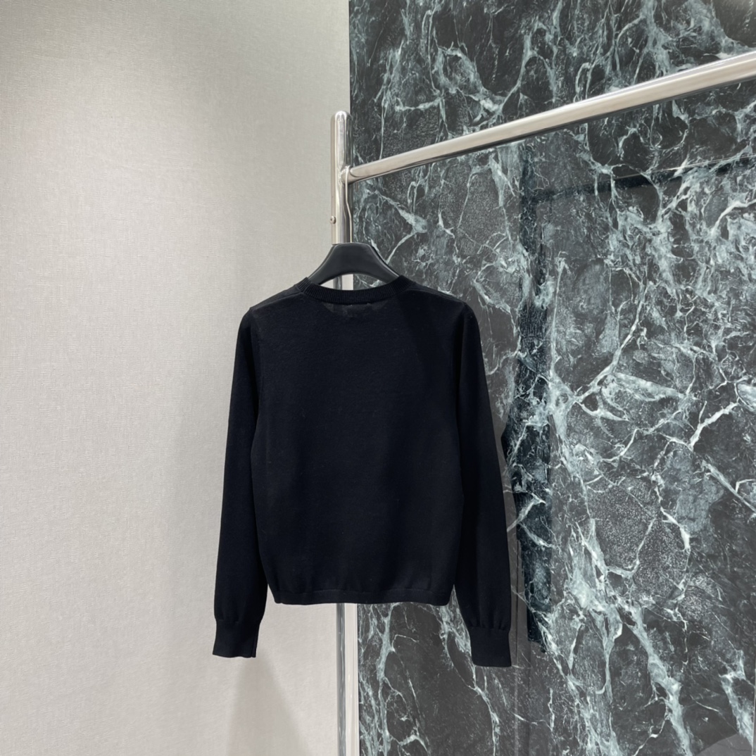 小香 25秋冬新款 蝴蝶结针织毛衣 正面红色苹果+双CLogo+粉色蝴蝶结辨识度满分超有品牌感 日常或轻