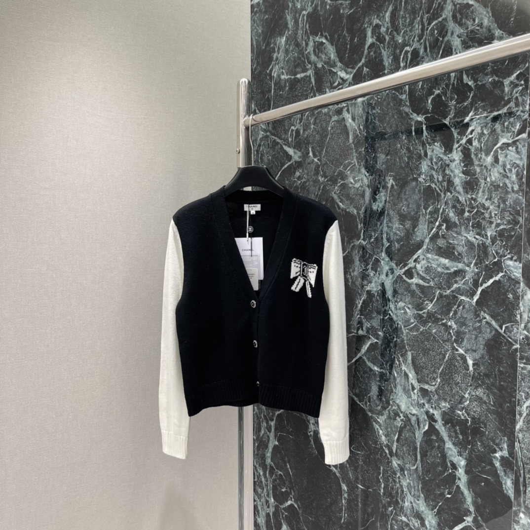 小香 25秋冬新款 撞色拼接针织开衫 胸前蝴蝶结双C Logo刺绣 品牌感满满 柔软针织面料 穿着舒适 