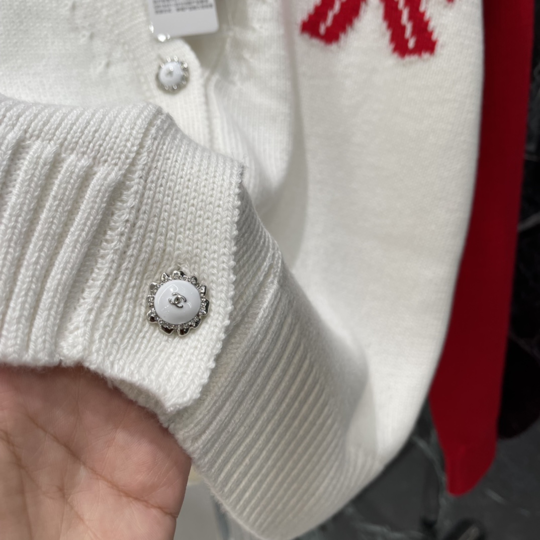 小香 25秋冬新款 撞色拼接针织开衫 胸前蝴蝶结双C Logo刺绣 品牌感满满 柔软针织面料 穿着舒适 