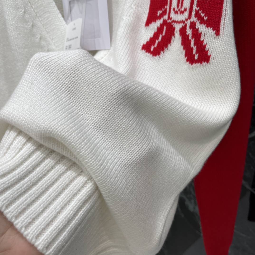 小香 25秋冬新款 撞色拼接针织开衫 胸前蝴蝶结双C Logo刺绣 品牌感满满 柔软针织面料 穿着舒适 