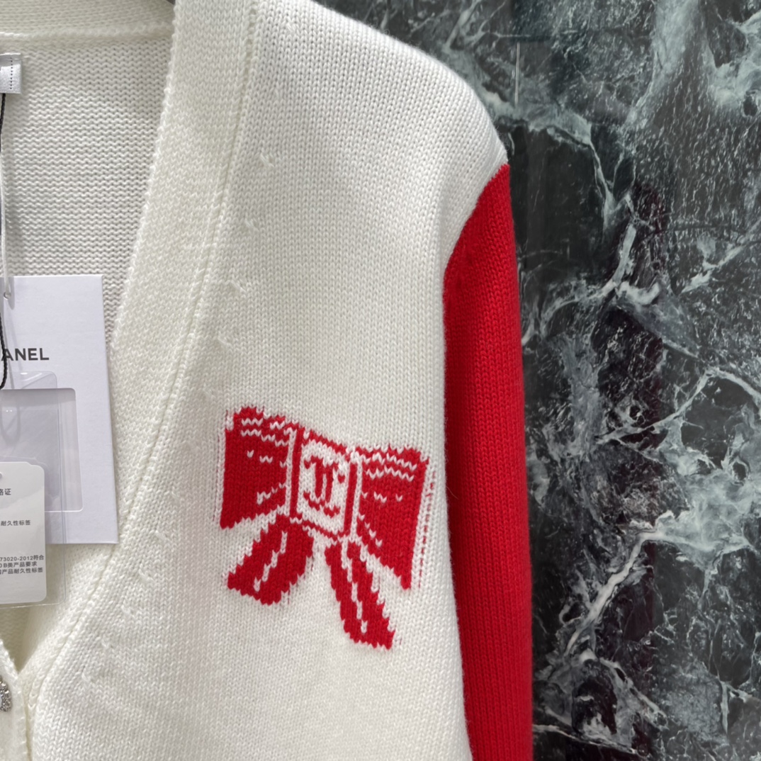 小香 25秋冬新款 撞色拼接针织开衫 胸前蝴蝶结双C Logo刺绣 品牌感满满 柔软针织面料 穿着舒适 