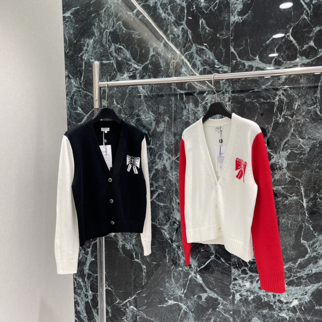 小香 25秋冬新款 撞色拼接针织开衫 胸前蝴蝶结双C Logo刺绣 品牌感满满 柔软针织面料 穿着舒适 