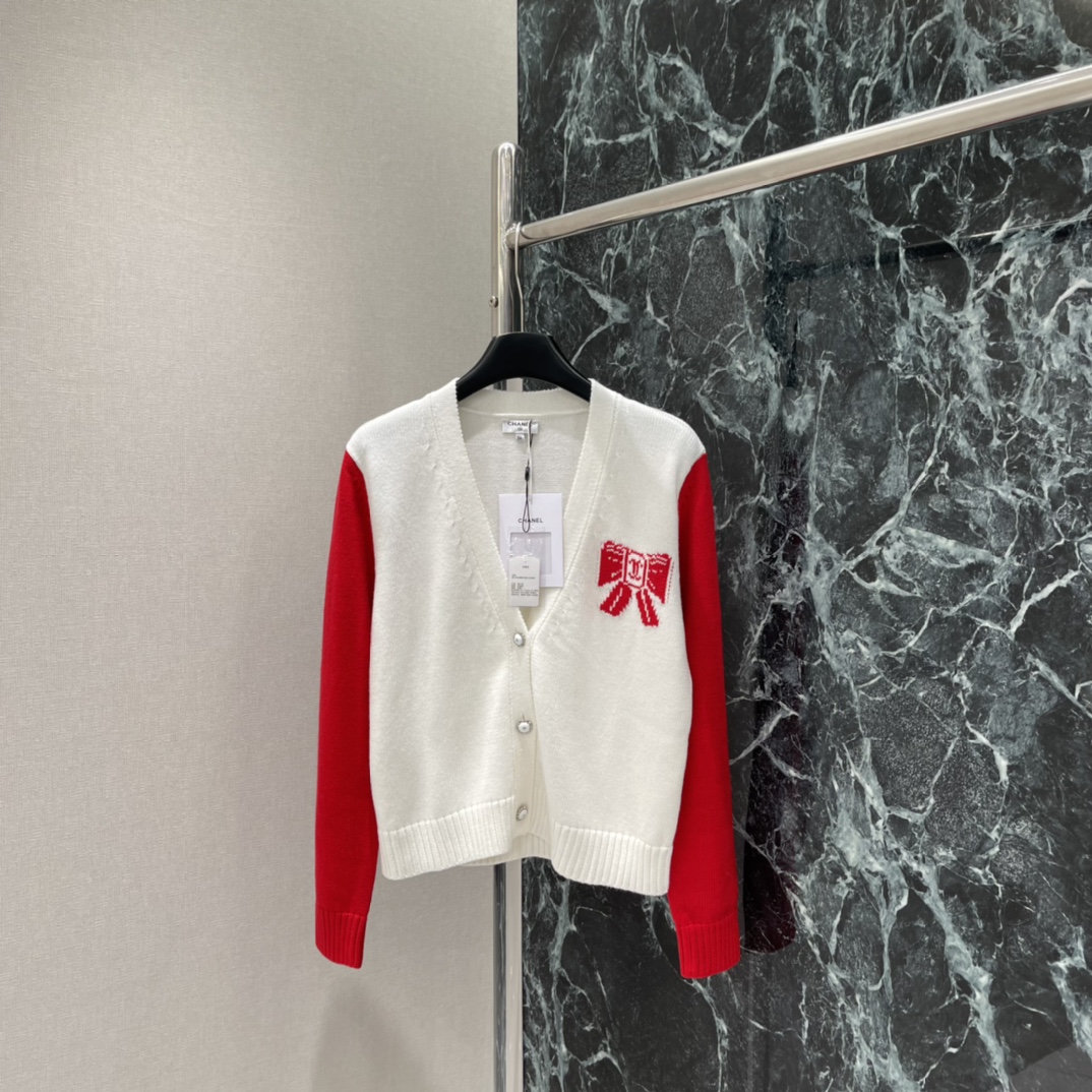 小香 25秋冬新款 撞色拼接针织开衫 胸前蝴蝶结双C Logo刺绣 品牌感满满 柔软针织面料 穿着舒适 