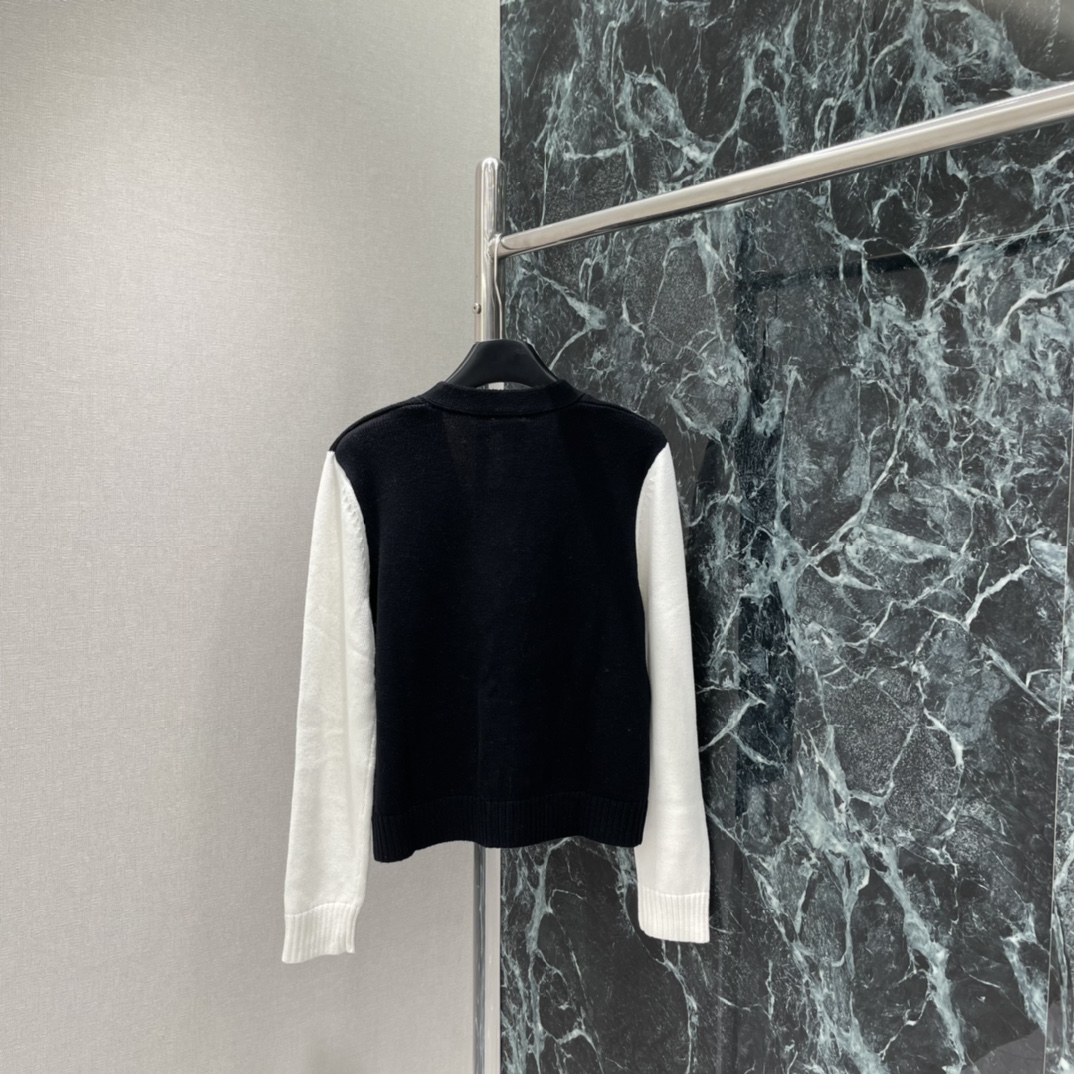 小香 25秋冬新款 撞色拼接针织开衫 胸前蝴蝶结双C Logo刺绣 品牌感满满 柔软针织面料 穿着舒适 