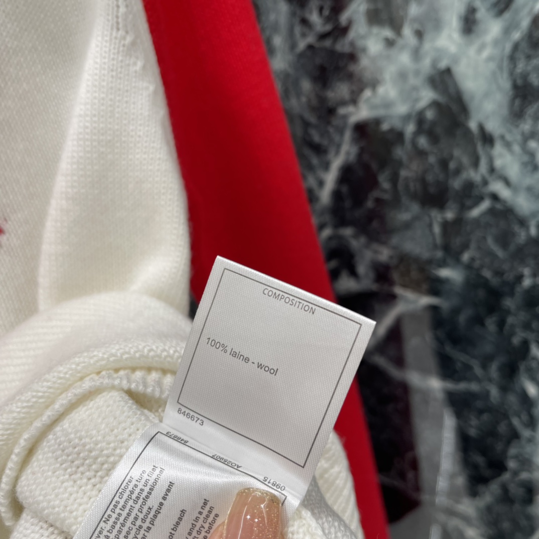 小香 25秋冬新款 撞色拼接长袖毛衣 定制羊毛针织材质手感软糯穿搭舒适套头长袖毛衣裁剪 利用黑白拼色打造