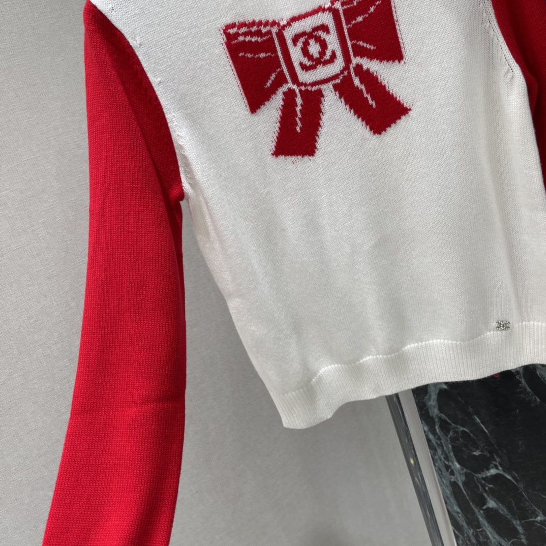 小香 25秋冬新款 撞色拼接长袖毛衣 定制羊毛针织材质手感软糯穿搭舒适套头长袖毛衣裁剪 利用黑白拼色打造