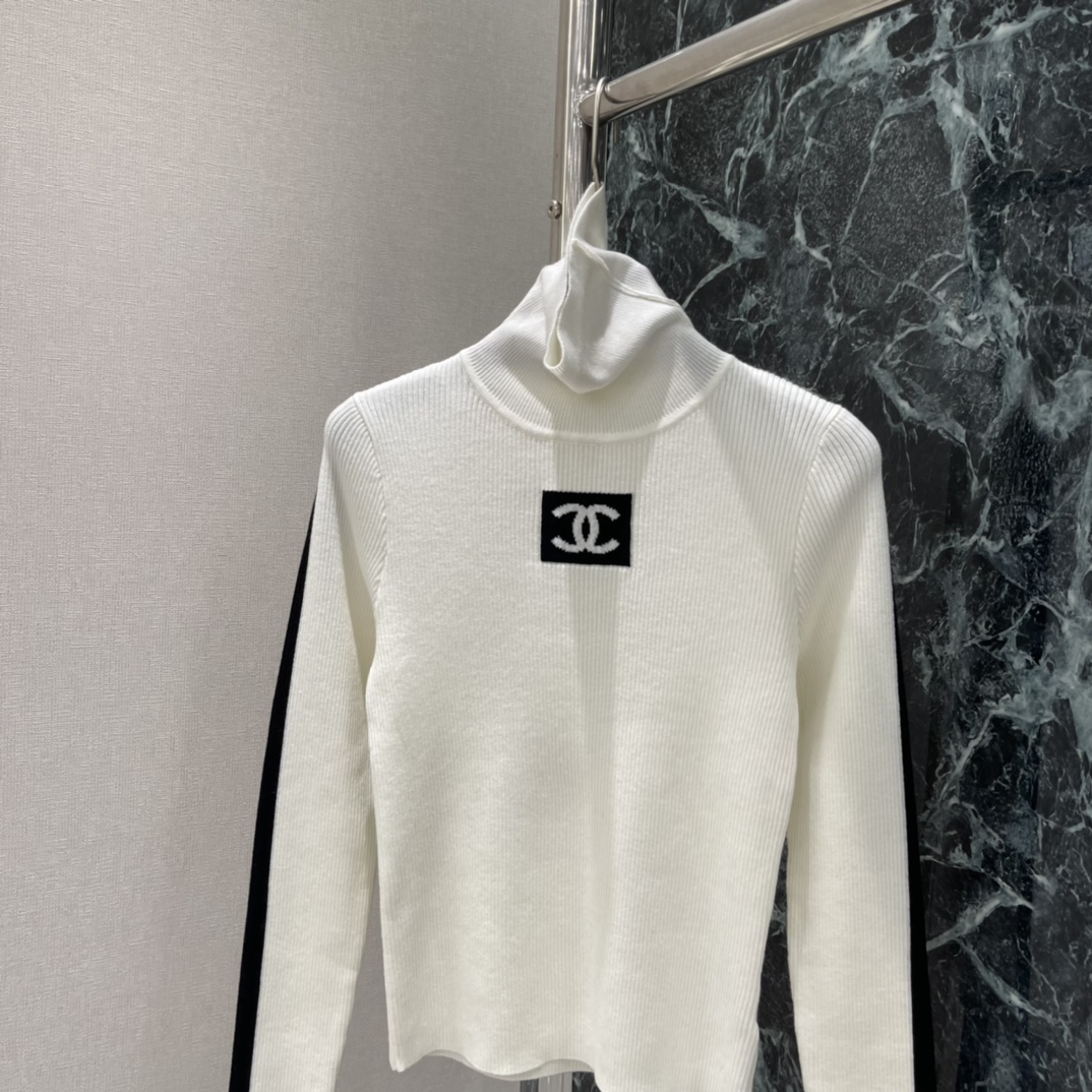 小香 25秋冬新款 撞色变高领针织衫 胸前双CLogo刺绣品牌感满满 高领设计保暖又时髦 下摆黑色条纹点