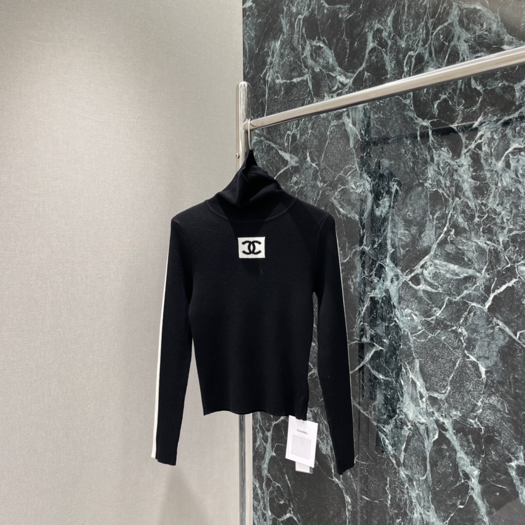 小香 25秋冬新款 撞色变高领针织衫 胸前双CLogo刺绣品牌感满满 高领设计保暖又时髦 下摆黑色条纹点