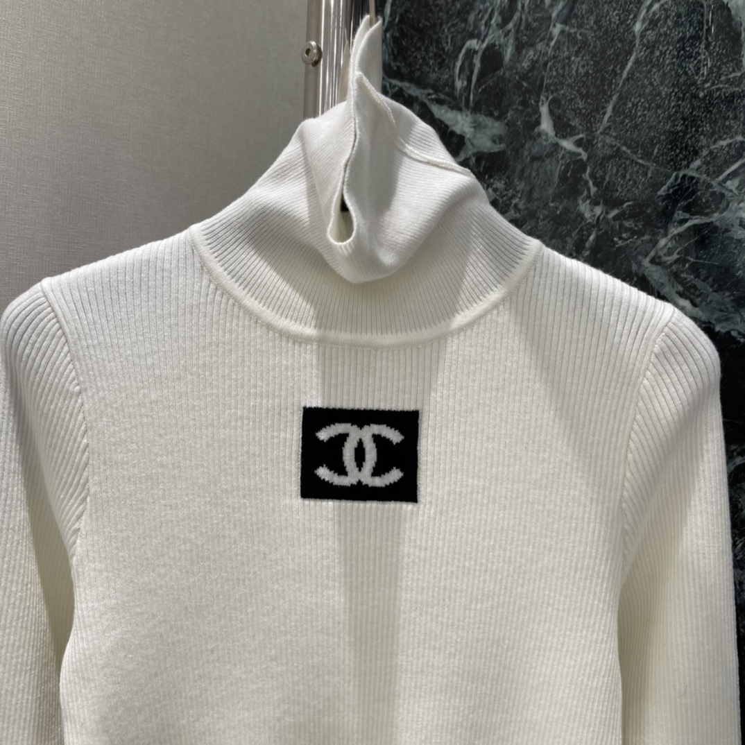 小香 25秋冬新款 撞色变高领针织衫 胸前双CLogo刺绣品牌感满满 高领设计保暖又时髦 下摆黑色条纹点