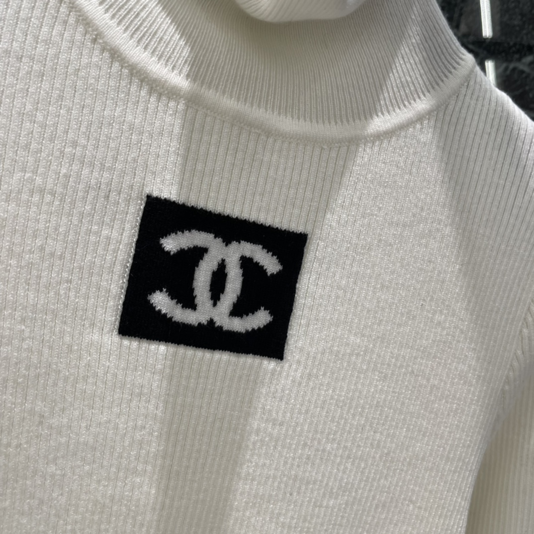 小香 25秋冬新款 撞色变高领针织衫 胸前双CLogo刺绣品牌感满满 高领设计保暖又时髦 下摆黑色条纹点