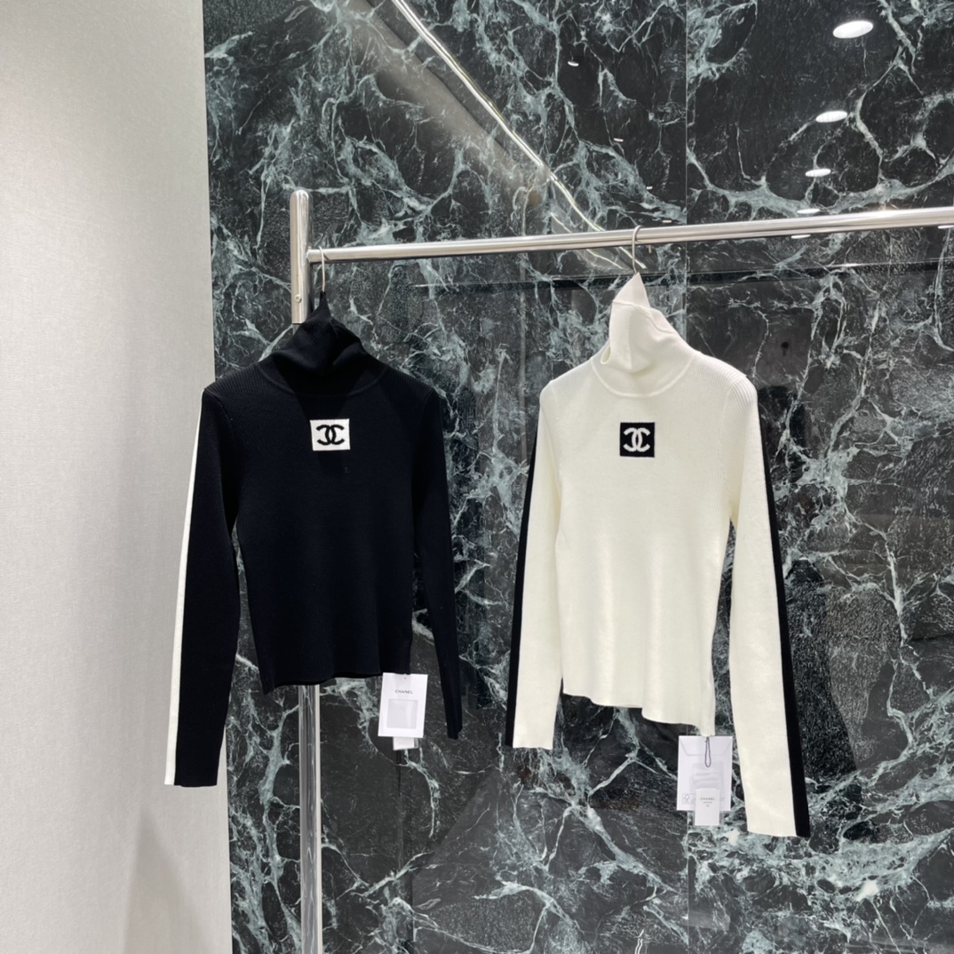 小香 25秋冬新款 撞色变高领针织衫 胸前双CLogo刺绣品牌感满满 高领设计保暖又时髦 下摆黑色条纹点