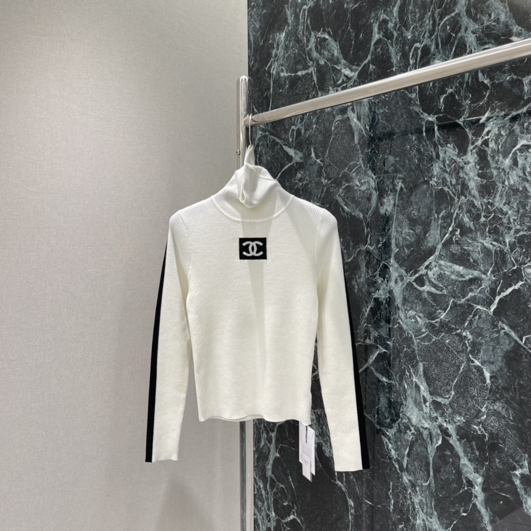 小香 25秋冬新款 撞色变高领针织衫 胸前双CLogo刺绣品牌感满满 高领设计保暖又时髦 下摆黑色条纹点