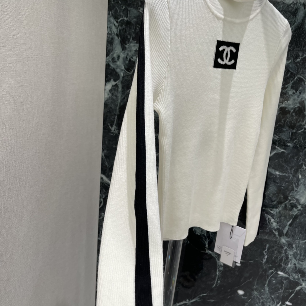 小香 25秋冬新款 撞色变高领针织衫 胸前双CLogo刺绣品牌感满满 高领设计保暖又时髦 下摆黑色条纹点