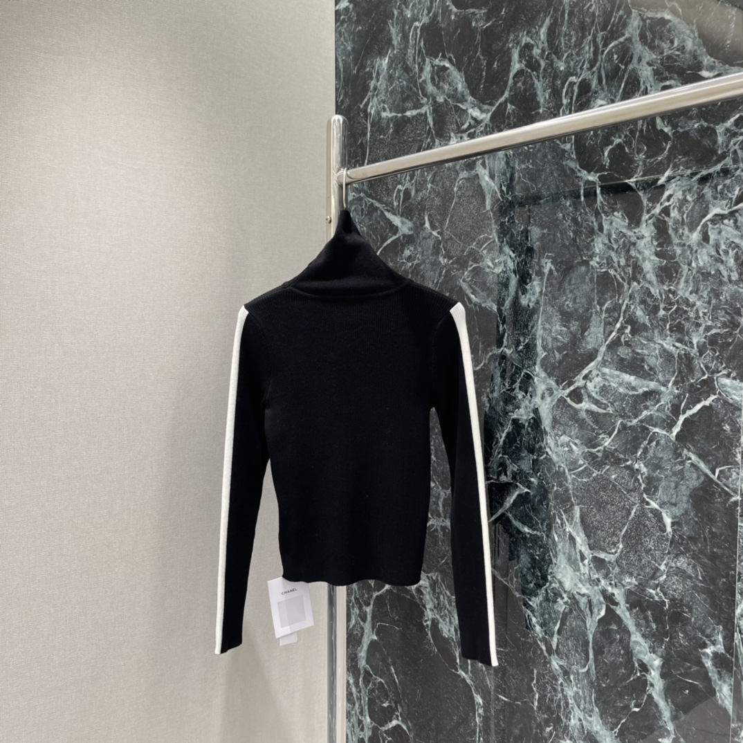 小香 25秋冬新款 撞色变高领针织衫 胸前双CLogo刺绣品牌感满满 高领设计保暖又时髦 下摆黑色条纹点