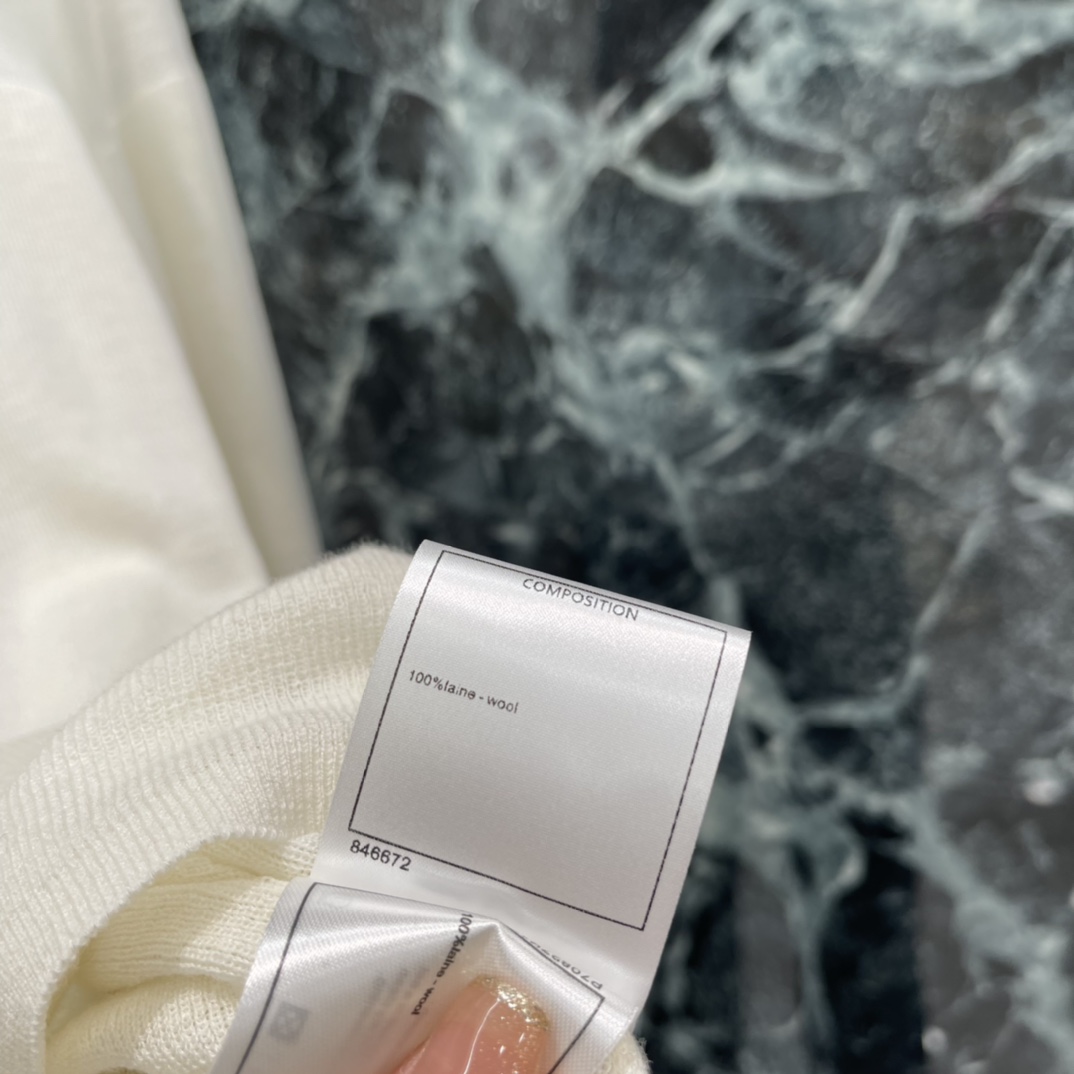 小香 25秋冬新款 半高领针织打底衫 半高领设计修饰颈部线条，胸前双C金属标志超有辨识度 整体剪裁利落 