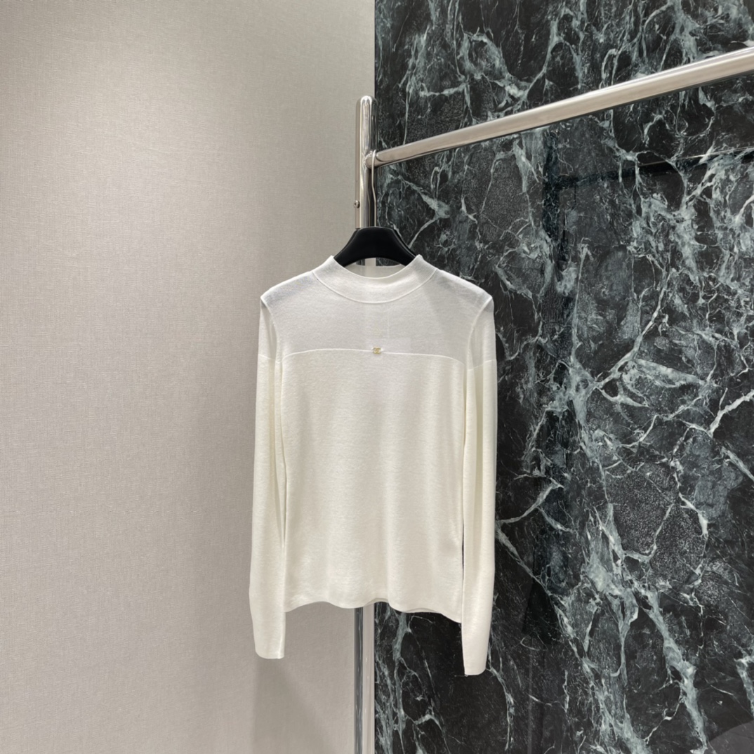 小香 25秋冬新款 半高领针织打底衫 半高领设计修饰颈部线条，胸前双C金属标志超有辨识度 整体剪裁利落 