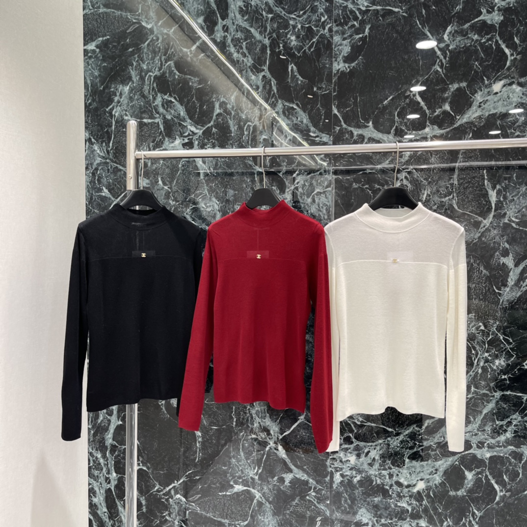 小香 25秋冬新款 半高领针织打底衫 半高领设计修饰颈部线条，胸前双C金属标志超有辨识度 整体剪裁利落 