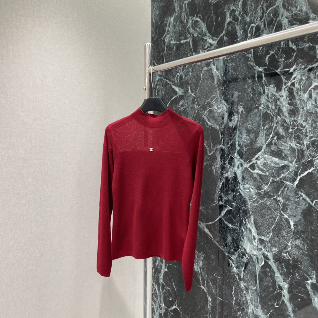 小香 25秋冬新款 半高领针织打底衫 半高领设计修饰颈部线条，胸前双C金属标志超有辨识度 整体剪裁利落 