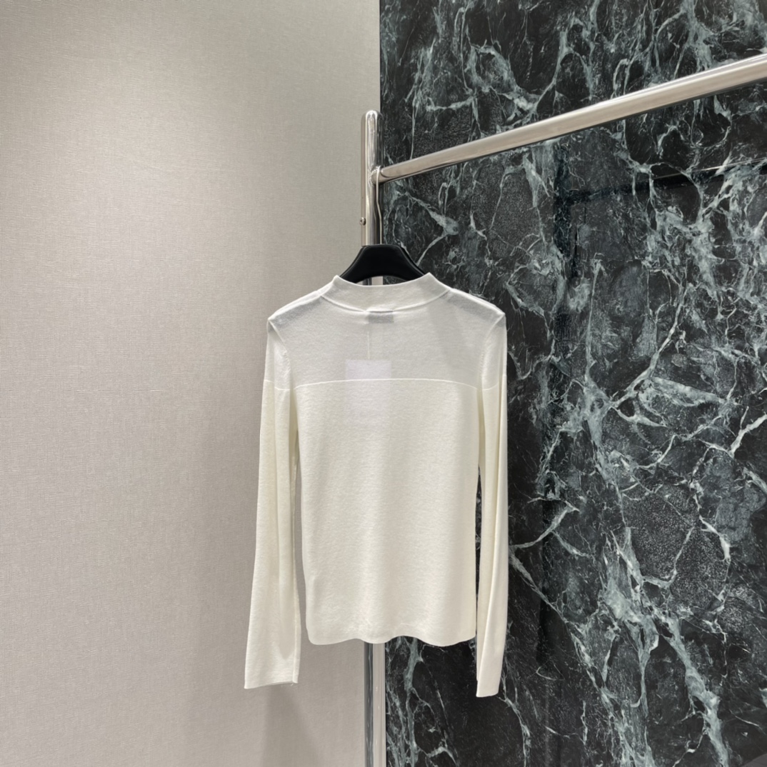 小香 25秋冬新款 半高领针织打底衫 半高领设计修饰颈部线条，胸前双C金属标志超有辨识度 整体剪裁利落 