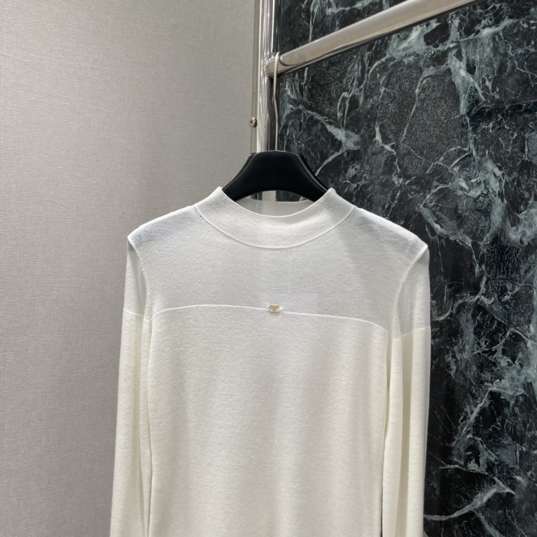 小香 25秋冬新款 半高领针织打底衫 半高领设计修饰颈部线条，胸前双C金属标志超有辨识度 整体剪裁利落 