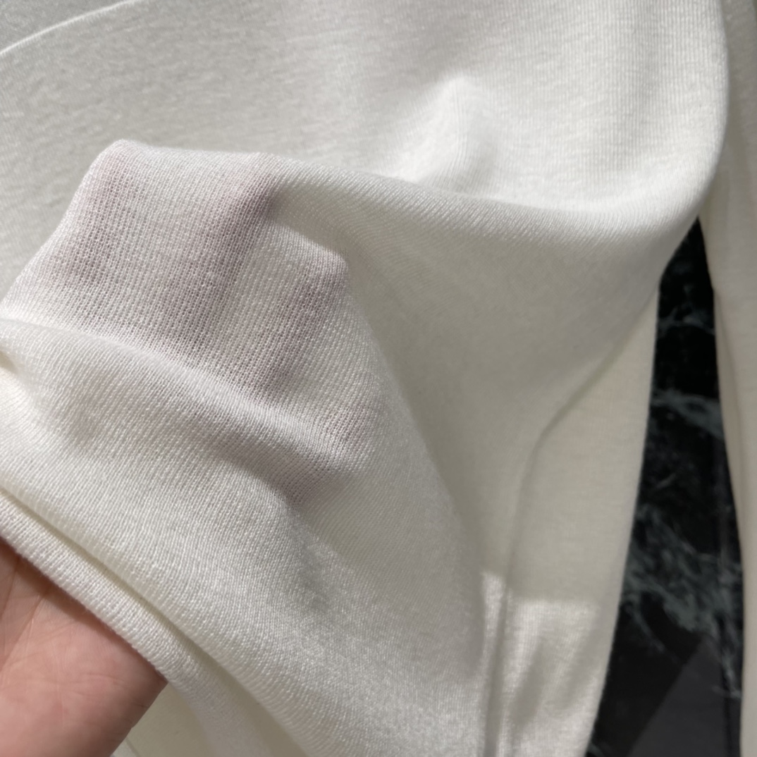 小香 25秋冬新款 半高领针织打底衫 半高领设计修饰颈部线条，胸前双C金属标志超有辨识度 整体剪裁利落 