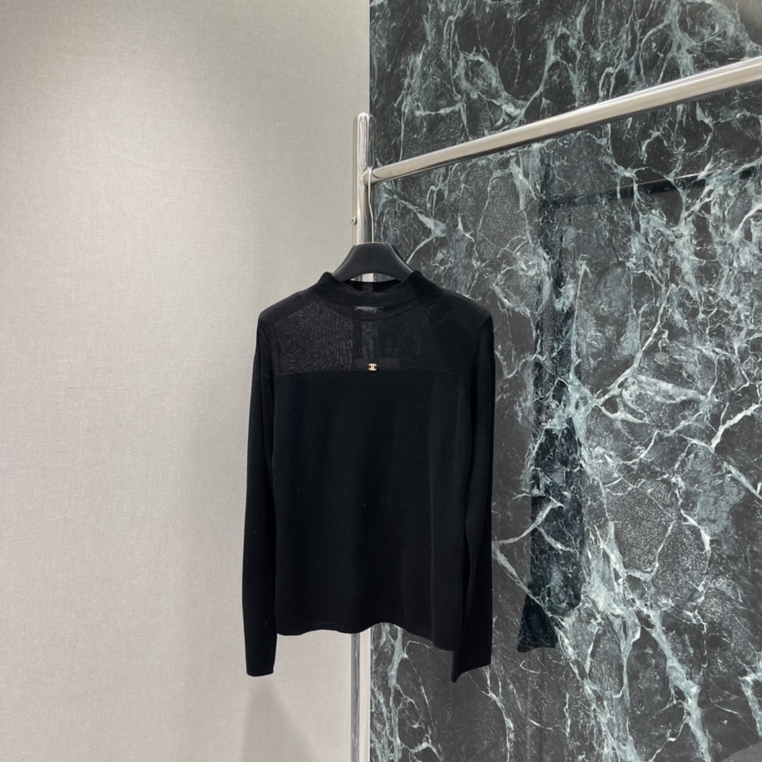 小香 25秋冬新款 半高领针织打底衫 半高领设计修饰颈部线条，胸前双C金属标志超有辨识度 整体剪裁利落 