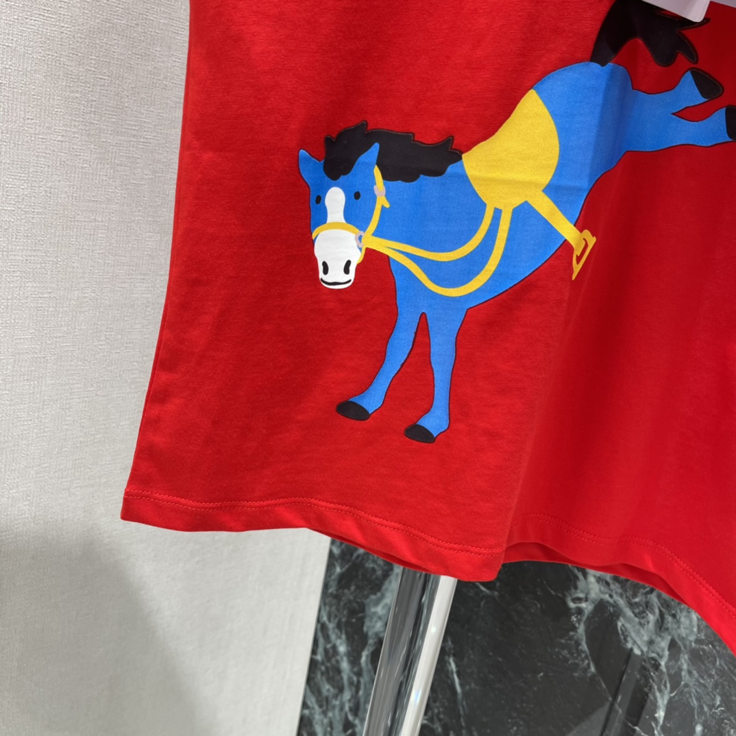 G家 25秋冬新款 马年主题短袖T恤正面蓝色卡通马+黄色马鞍搭配品牌标志 节日氛围感满满 灵感源自中国生