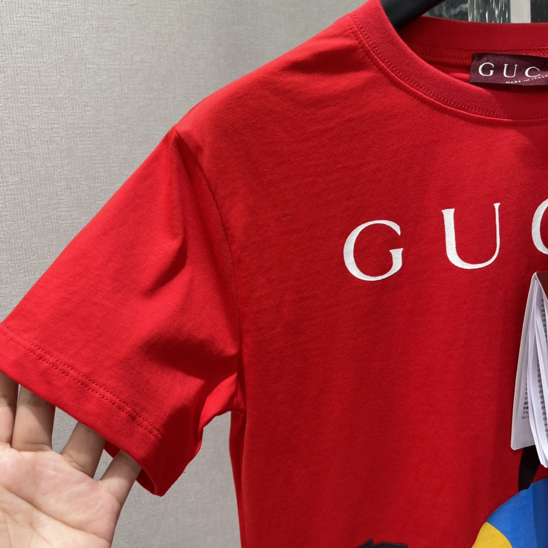 G家 25秋冬新款 马年主题短袖T恤正面蓝色卡通马+黄色马鞍搭配品牌标志 节日氛围感满满 灵感源自中国生