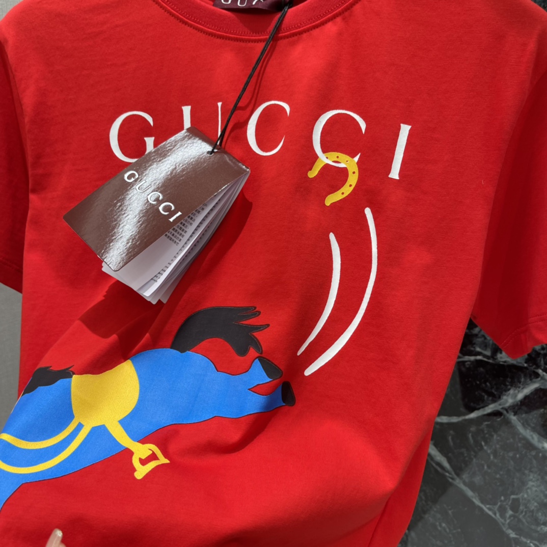 G家 25秋冬新款 马年主题短袖T恤正面蓝色卡通马+黄色马鞍搭配品牌标志 节日氛围感满满 灵感源自中国生