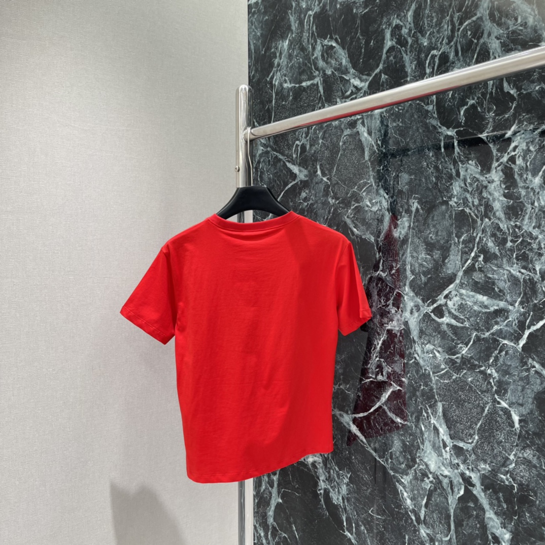 G家 25秋冬新款 马年主题短袖T恤正面蓝色卡通马+黄色马鞍搭配品牌标志 节日氛围感满满 灵感源自中国生