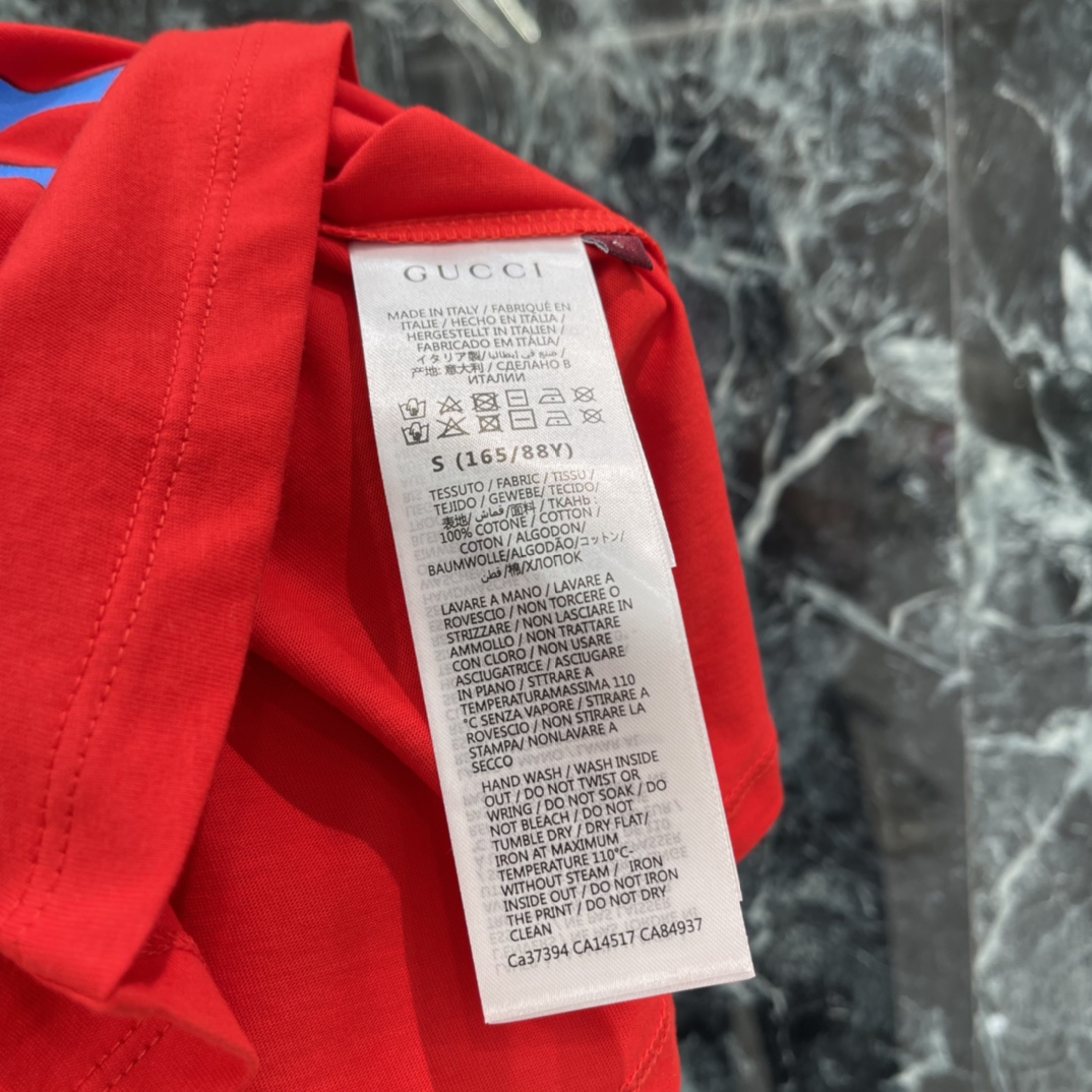 G家 25秋冬新款 马年主题短袖T恤正面蓝色卡通马+黄色马鞍搭配品牌标志 节日氛围感满满 灵感源自中国生