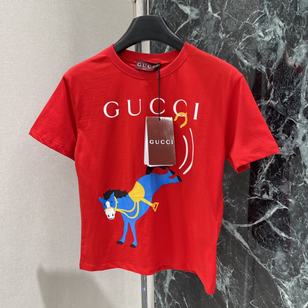 G家 25秋冬新款 马年主题短袖T恤正面蓝色卡通马+黄色马鞍搭配品牌标志 节日氛围感满满 灵感源自中国生