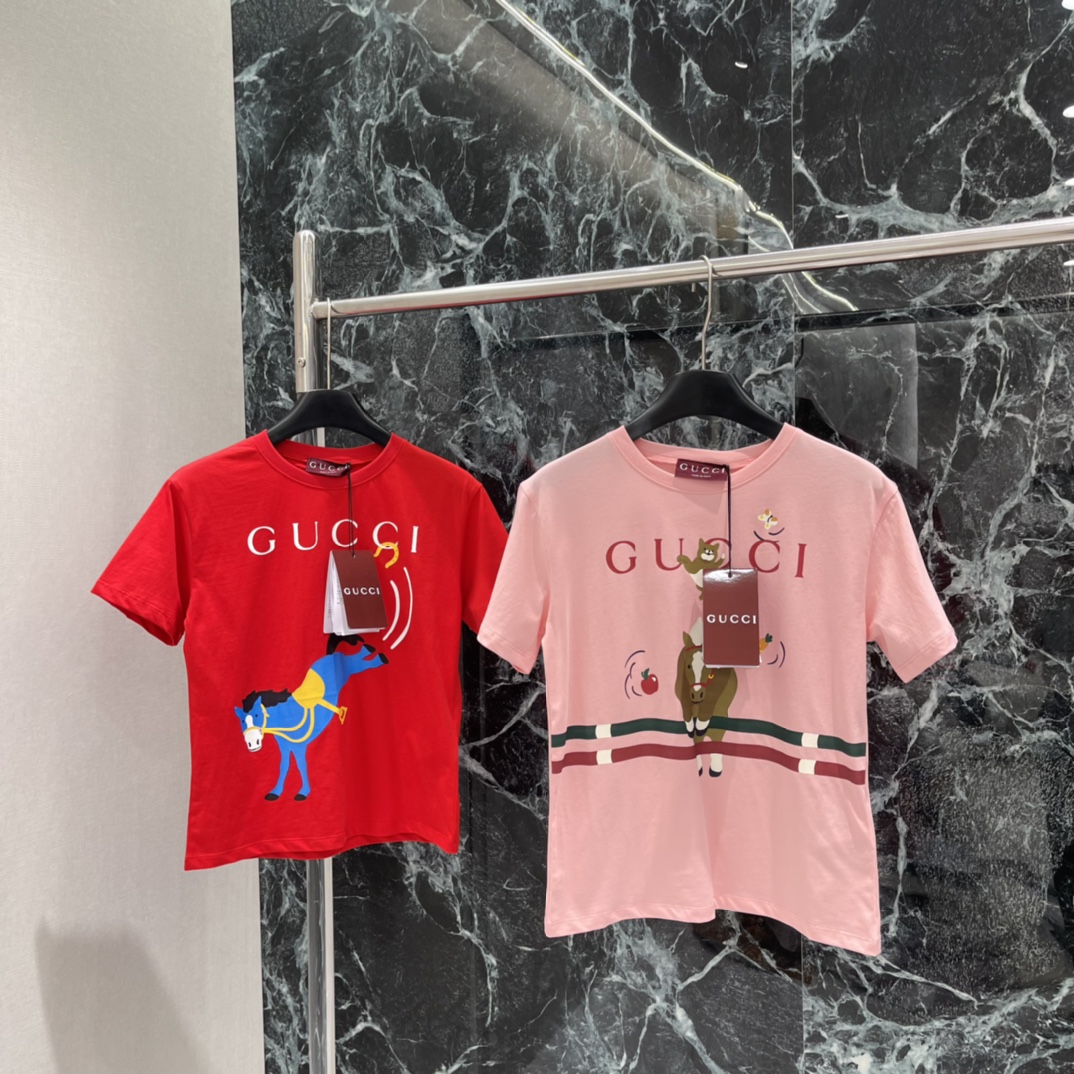 G家 25秋冬新款 马年主题短袖T恤正面蓝色卡通马+黄色马鞍搭配品牌标志 节日氛围感满满 灵感源自中国生