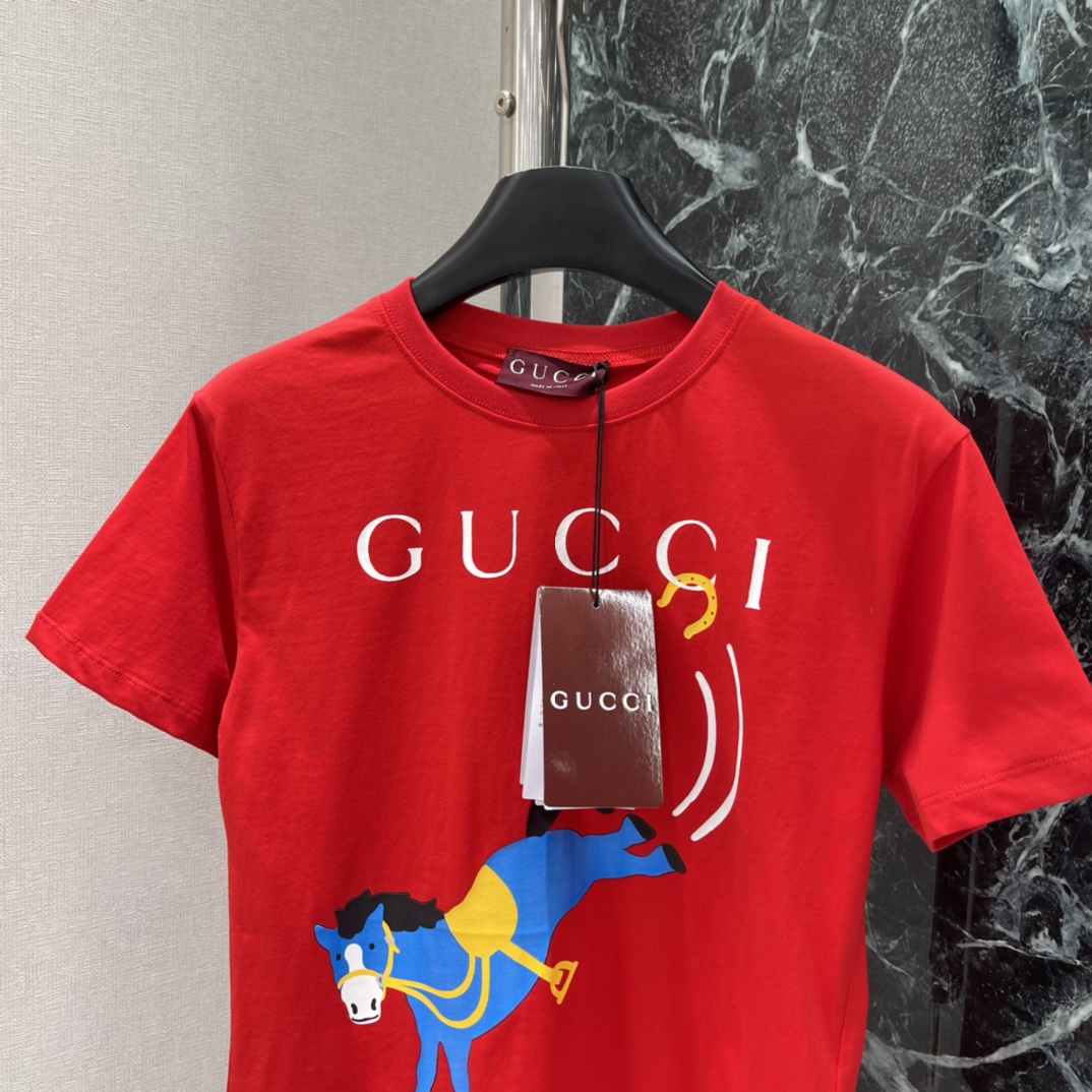 G家 25秋冬新款 马年主题短袖T恤正面蓝色卡通马+黄色马鞍搭配品牌标志 节日氛围感满满 灵感源自中国生