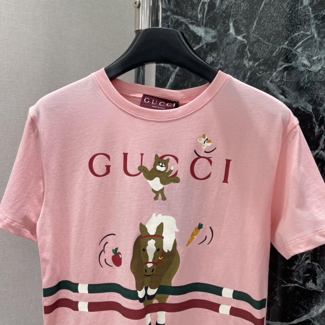 G家 25秋冬新款 马年短袖T恤 正面有卡通马和红绿条纹 童趣满满 节日氛围感拉满 马年主题寓意吉祥 超