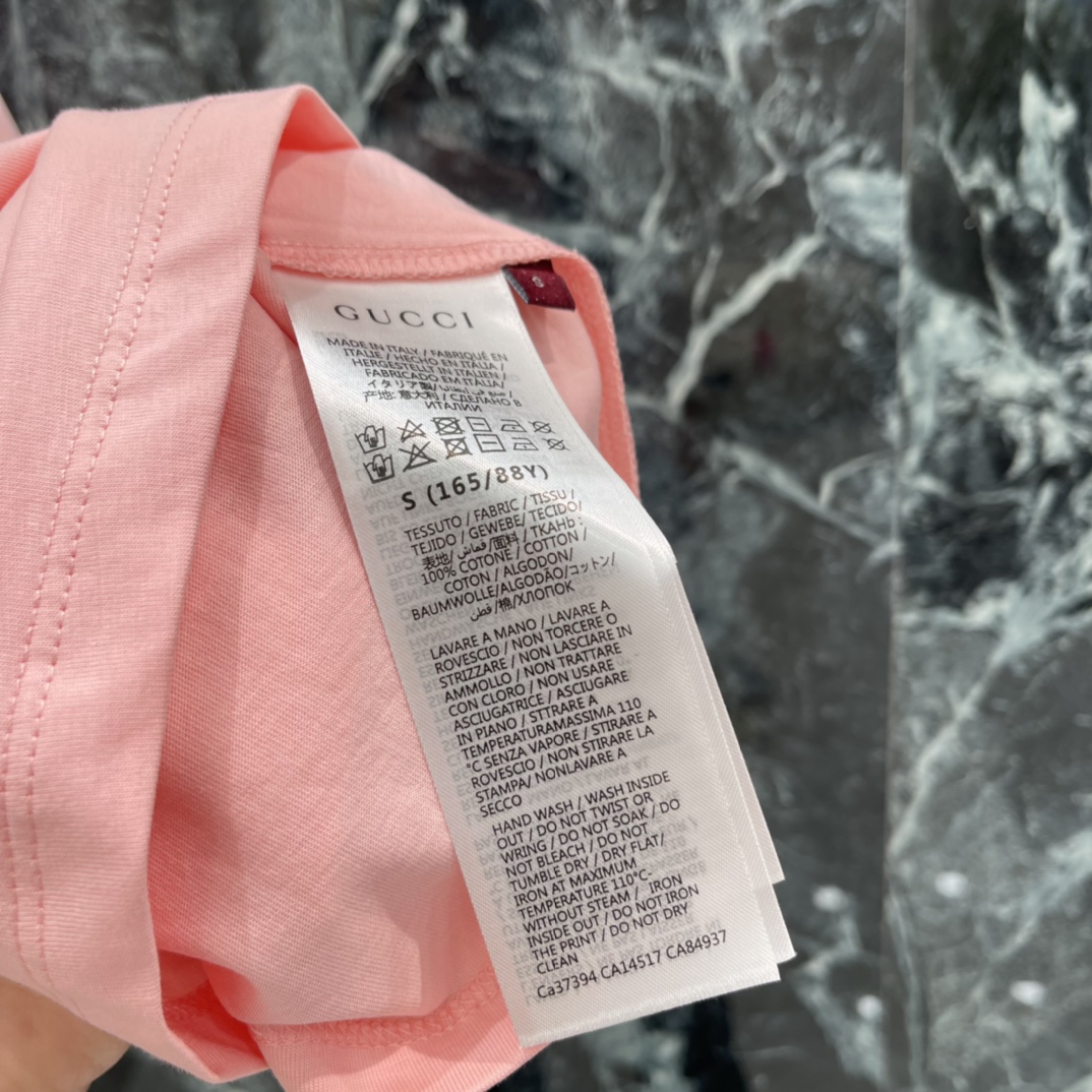 G家 25秋冬新款 马年短袖T恤 正面有卡通马和红绿条纹 童趣满满 节日氛围感拉满 马年主题寓意吉祥 超