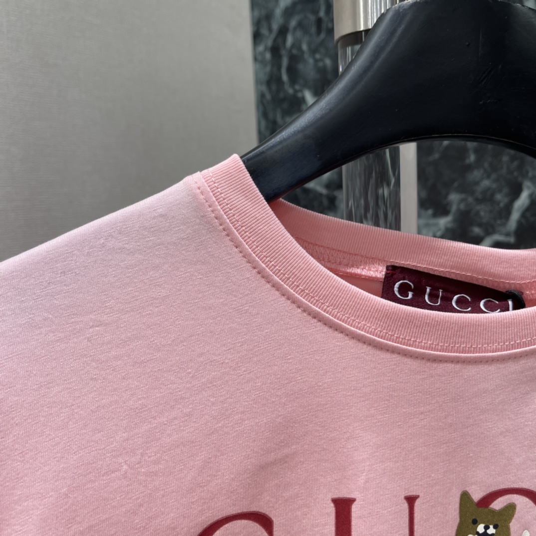 G家 25秋冬新款 马年短袖T恤 正面有卡通马和红绿条纹 童趣满满 节日氛围感拉满 马年主题寓意吉祥 超