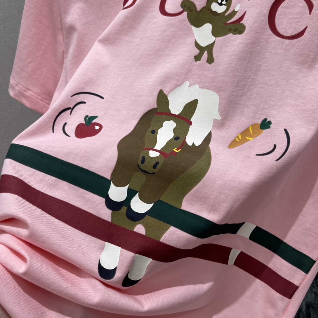 G家 25秋冬新款 马年短袖T恤 正面有卡通马和红绿条纹 童趣满满 节日氛围感拉满 马年主题寓意吉祥 超