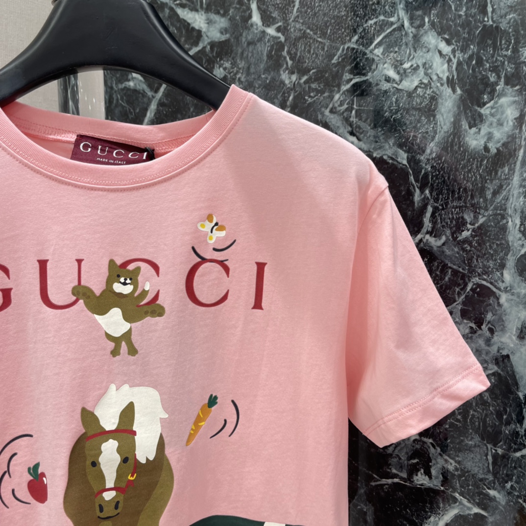 G家 25秋冬新款 马年短袖T恤 正面有卡通马和红绿条纹 童趣满满 节日氛围感拉满 马年主题寓意吉祥 超