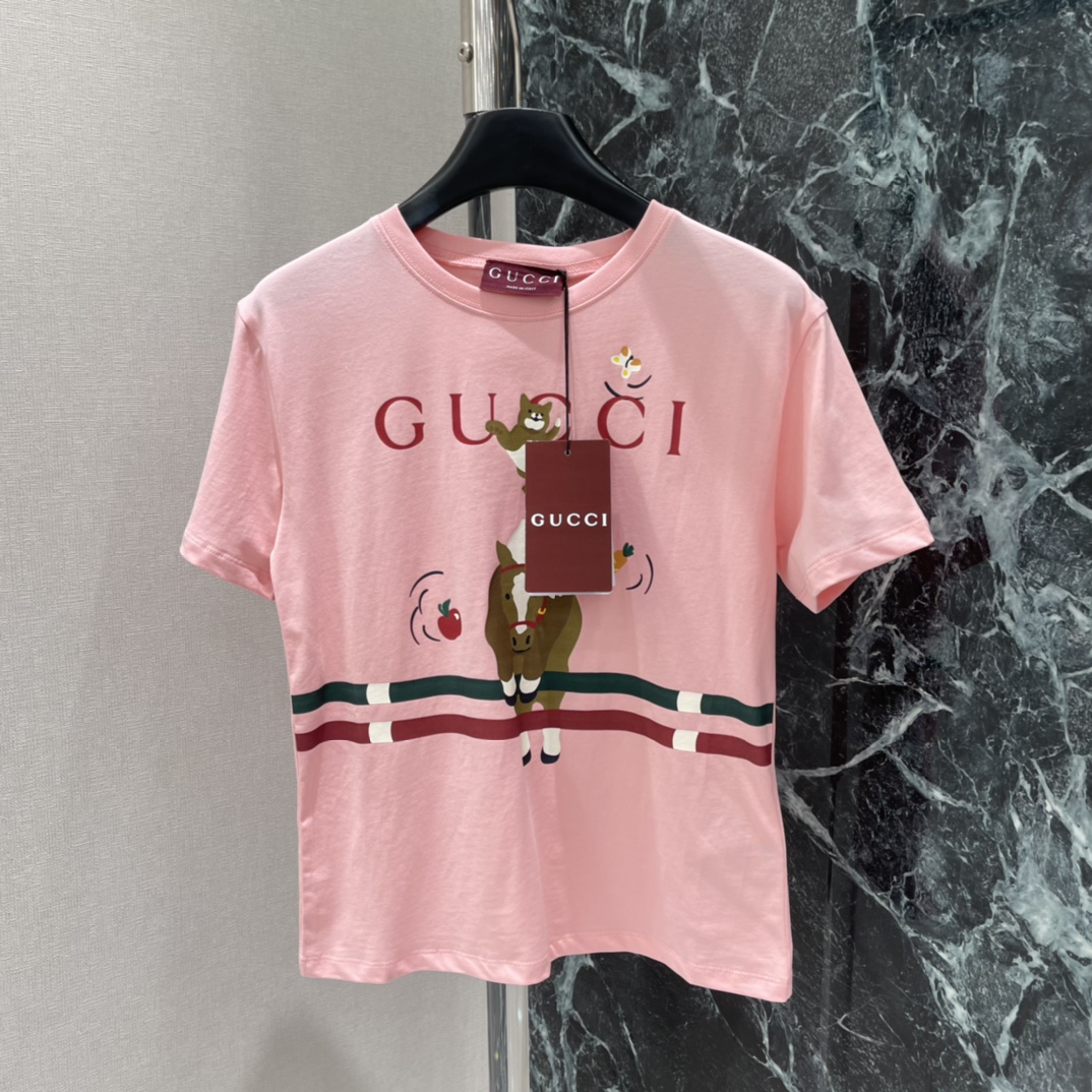 G家 25秋冬新款 马年短袖T恤 正面有卡通马和红绿条纹 童趣满满 节日氛围感拉满 马年主题寓意吉祥 超