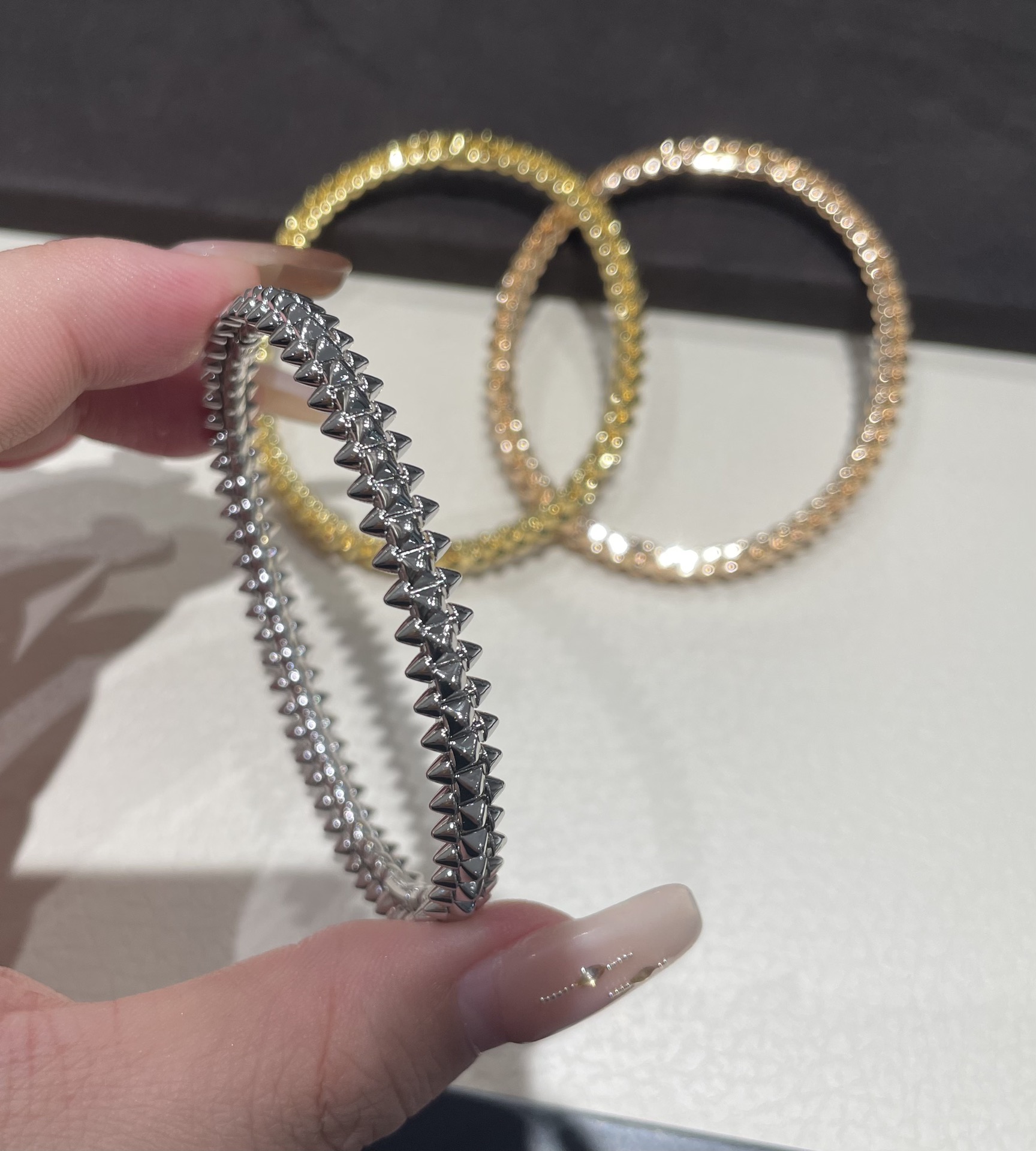 NO:677854,Kajia rivet bullet bracelet, super beautiful in person, very good texture, available in white gold, 88370, bracelet, Kadia high-end jewelry19860909卡家铆钉子弹头手镯 实物超级漂亮 质感非常好 现货白金色,88370,,bracelet,卡迪亚高端饰品,Jewelry
