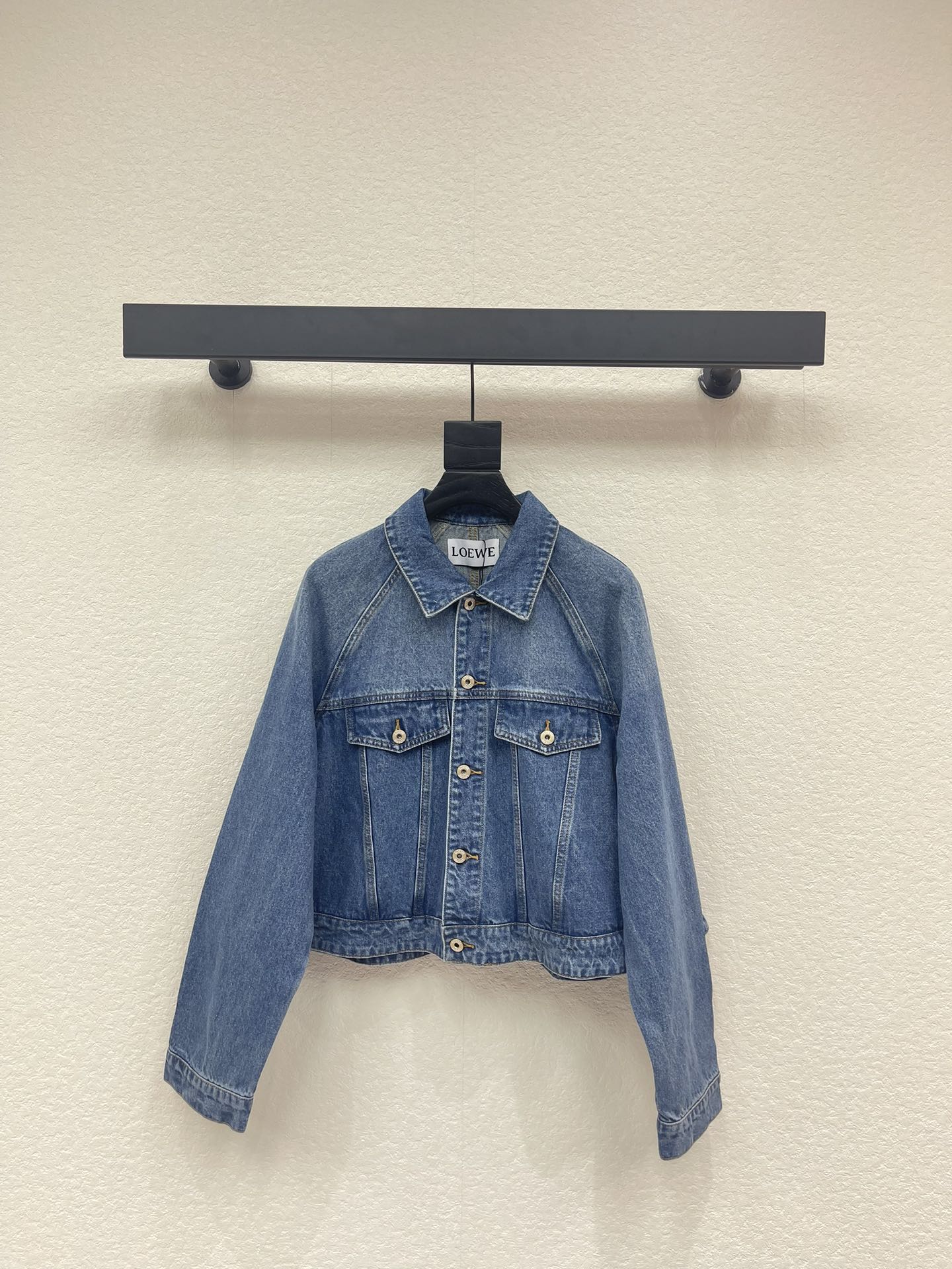 NO:685267,Loew*26 early spring new trapezoidal denim jacket has a neat silhouette, a simple structure, and is highly tolerant. It is paired with a small leather brand Anagram on the back.  The logo is low-key and luxurious. A large A-line shape, loose and not demanding on the figure, medium denim thickness, the washed effect is soft and not too stiff, but still stiff and stylish. It has a 'relaxed' feeling when worn. There is no excessive modification or deliberate styling. It can be cool or gentle, casual or relaxed. SML, loewe, jackets & coats,19860909Loew*26早春新款梯形牛仔外套利落廓形承载简练结构,包容性极强,搭配后背小皮牌Anagram logo低调又奢华.一整个大A字版型,松松落落的对身材要求不高,中等牛仔厚度,洗水出来的效果的是偏软不会太硬挺的,但依然挺括有型,穿上自带“松弛感”单品,没有过多修饰,也没有刻意造型,既可以酷、也可以温柔、既可以休闲、也可以松弛贵死.SML,,loewe,jackets & coats,,Women's clothing