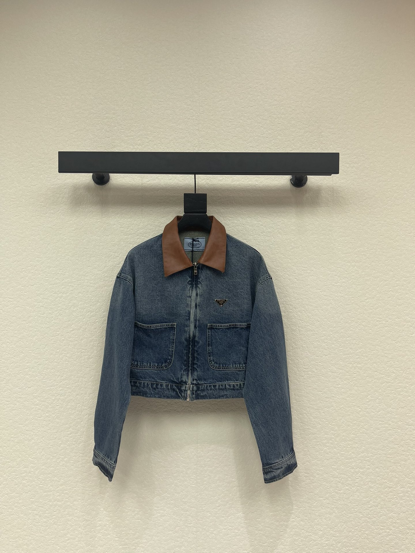 NO:685262,Prad*26 early spring new style triangle logo short leather zipper jacket Official website model Customized YB twill cotton denim fabric Texture online Star Yang Zi/Zhang Yifan same style/Ouyang Didi same style Lapel leather triangle logo design Zipper design is easy to put on and take off Short version is more flattering No one is picky about body shape Looks good with any outfit Customized hardware accessories SML, prada, jackets & coats,19860909Prad*26早春新款三角标短款拼皮拉链外套 官网款 定制YB斜纹棉牛仔面料 质感在线 明星杨子/张艺凡同款/欧阳娣娣同款 翻领拼皮三角标设计 拉链设计方便穿脱 短款版型更显身材 不挑身形 随意一搭都很好看 定制五金配件 SML,,prada,jackets & coats,,Women's clothing